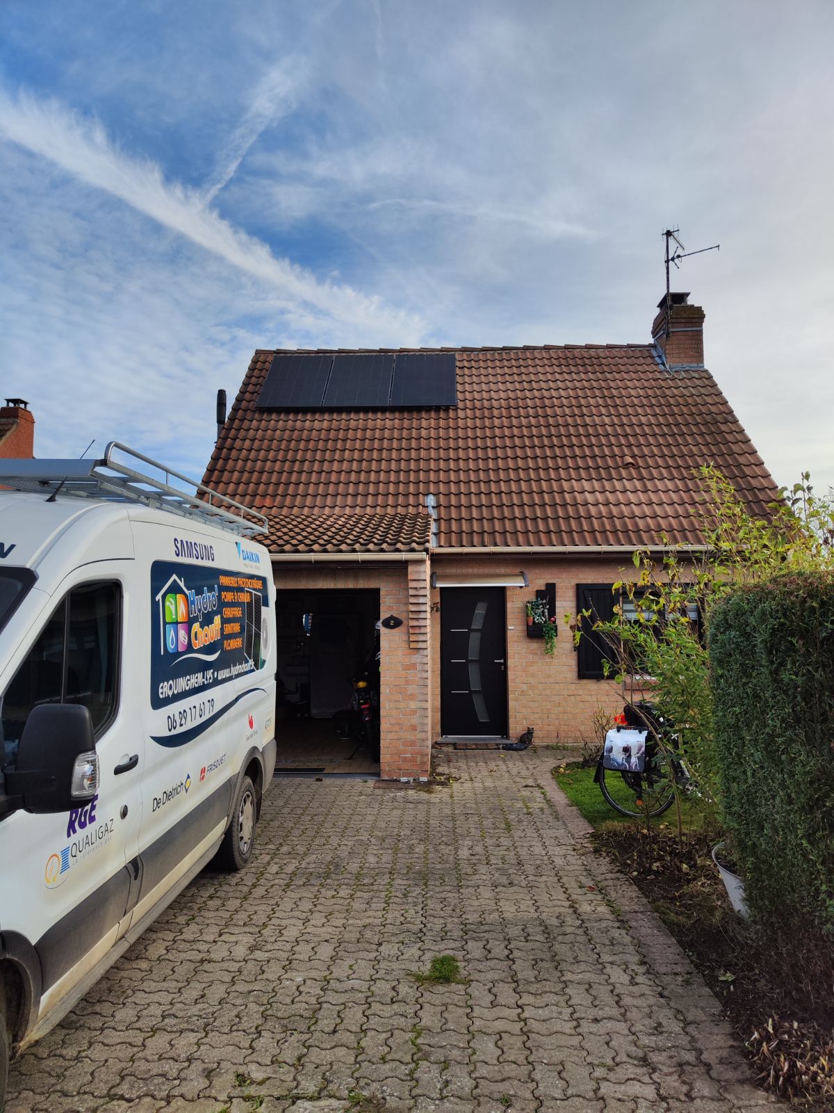 installateur photovoltaïque Erquinghem-Lys 6 panneaux full-black toiture tuiles maison briques