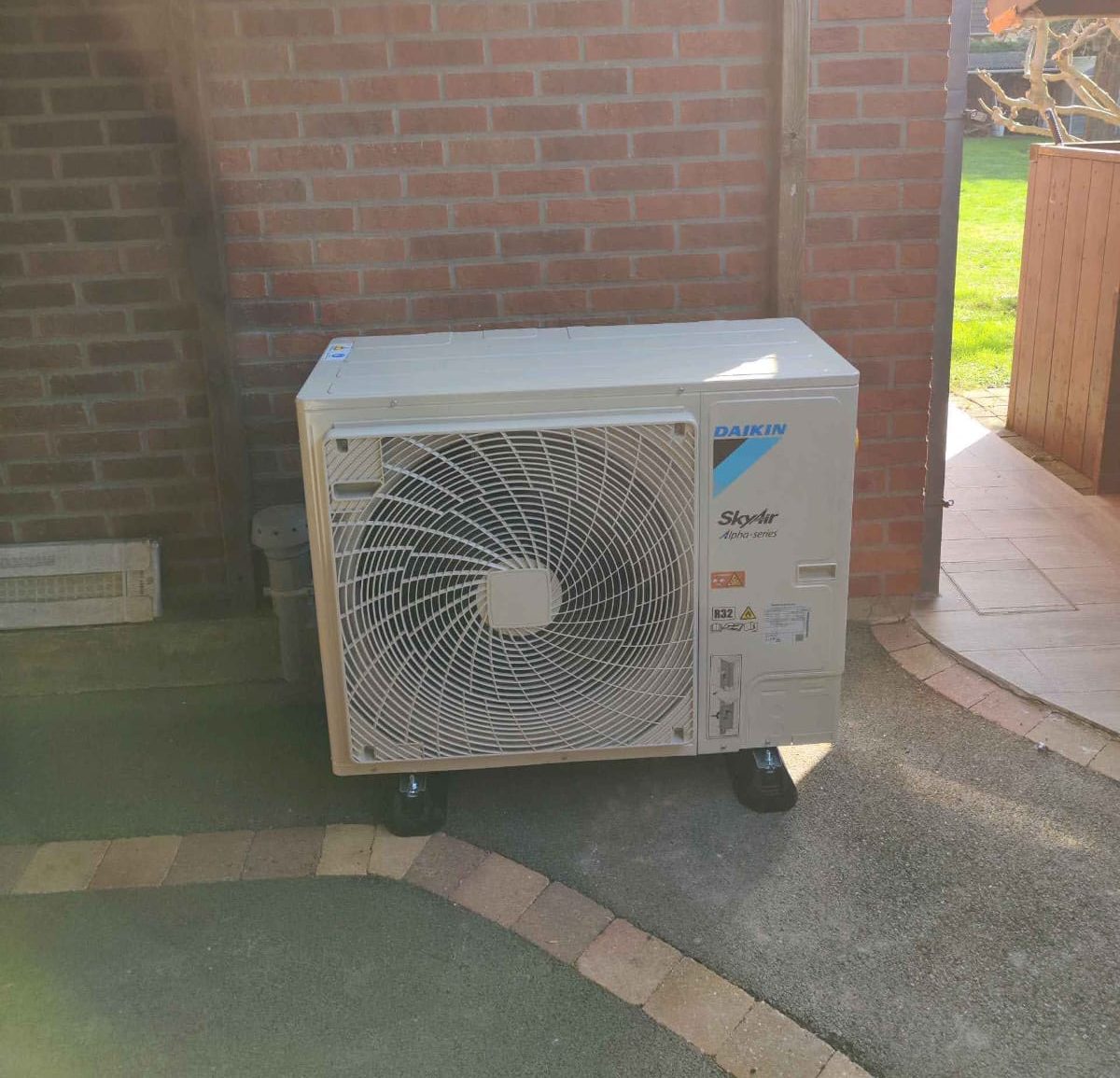 installation climatisation Erquinghem-Lys unité extérieure Daikin SkyAir Alpha gainable maison brique