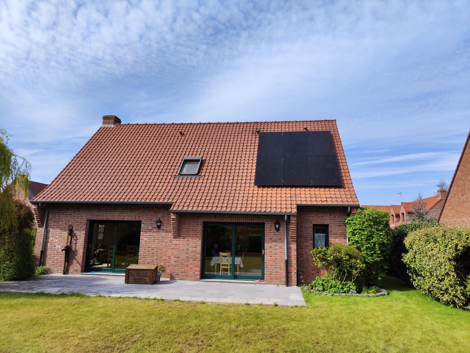 Installateur panneau photovoltaïque réalisant des fixations anti-vent sur une toiture à Bailleul