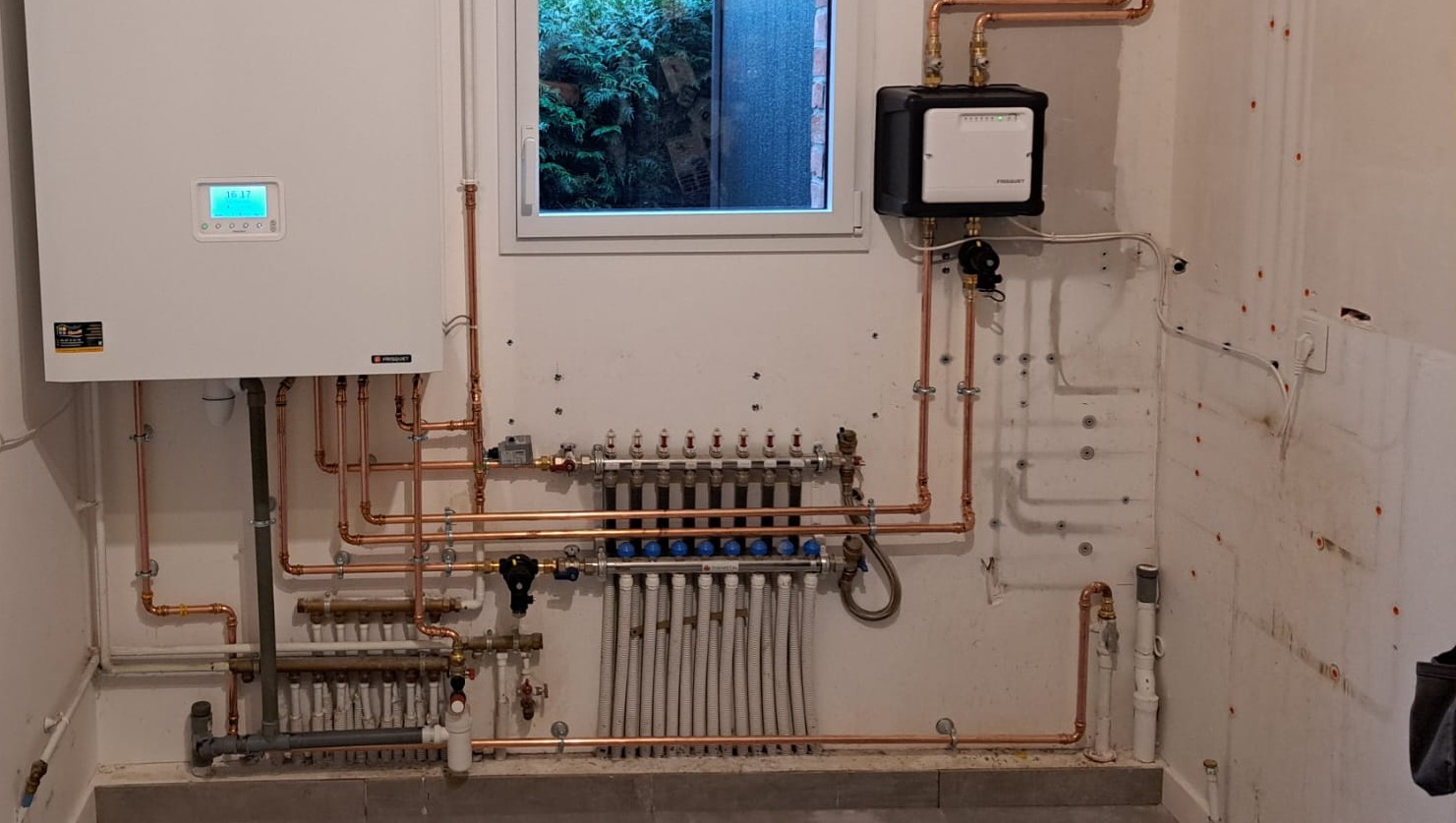 Collecteur de chauffage en cuivre alimentant les radiateurs, installation Hydro'Chauff