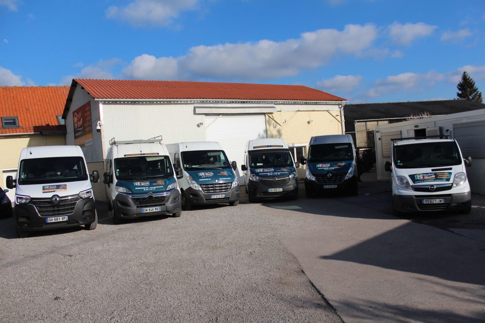 La flotte de camionnettes Hydro'Chauff devant l'agence, prête à intervenir à Fromelles