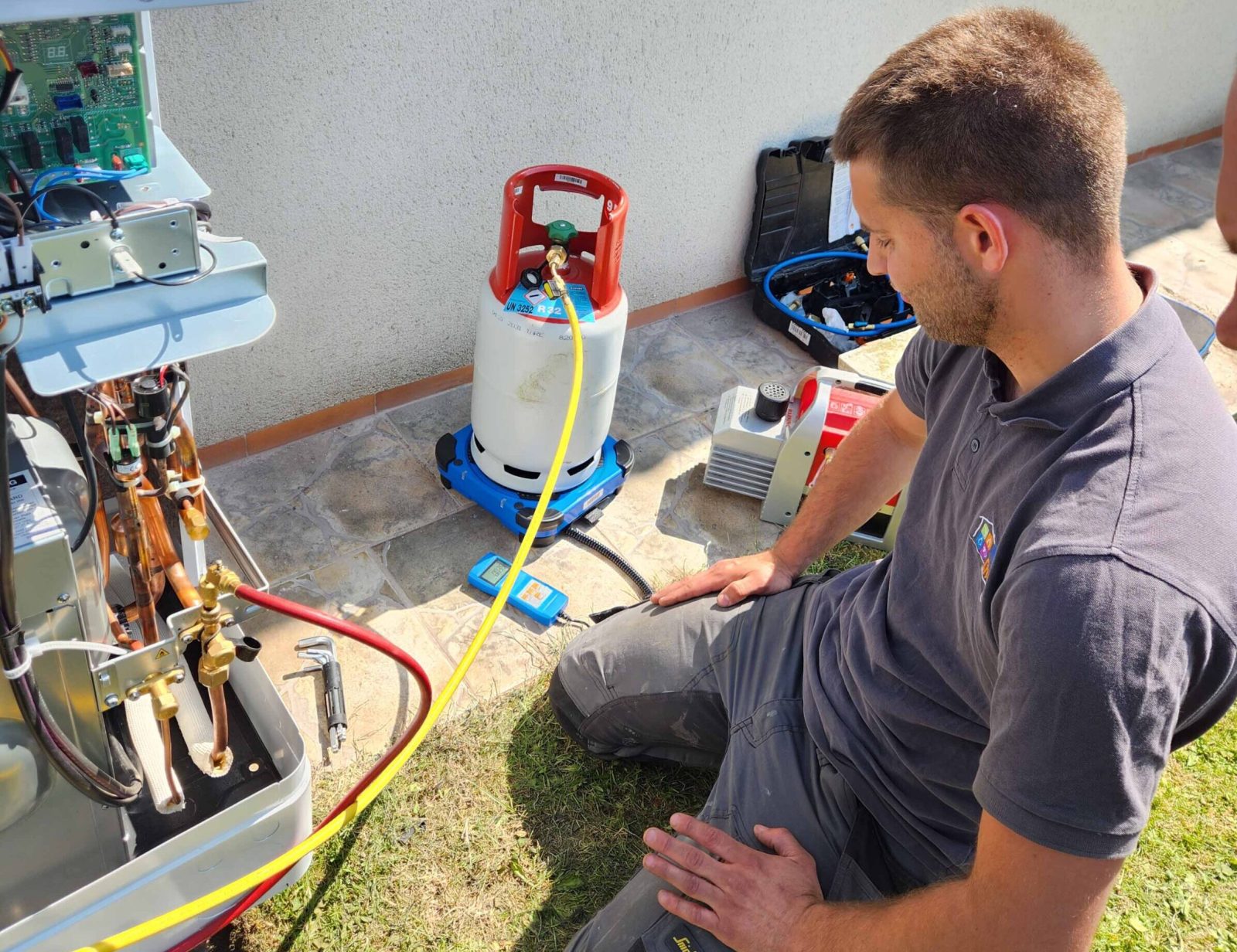 Technicien Hydro'Chauff en intervention d'entretien sur une installation de chauffage