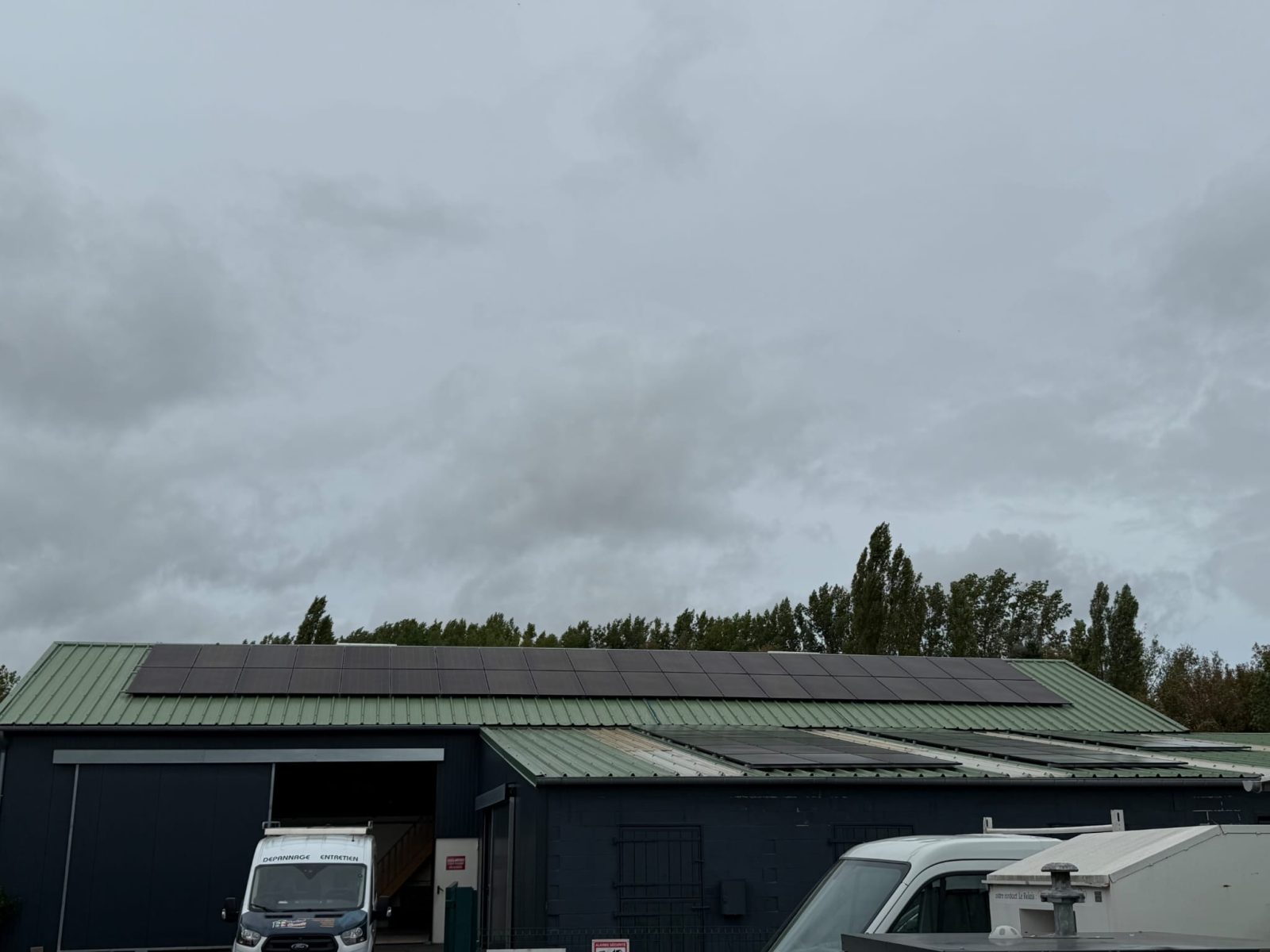 Installation photovoltaïque 36 kWc Erquinghem-Lys : panneaux full black sur la toiture bac acier d'un bâtiment communal