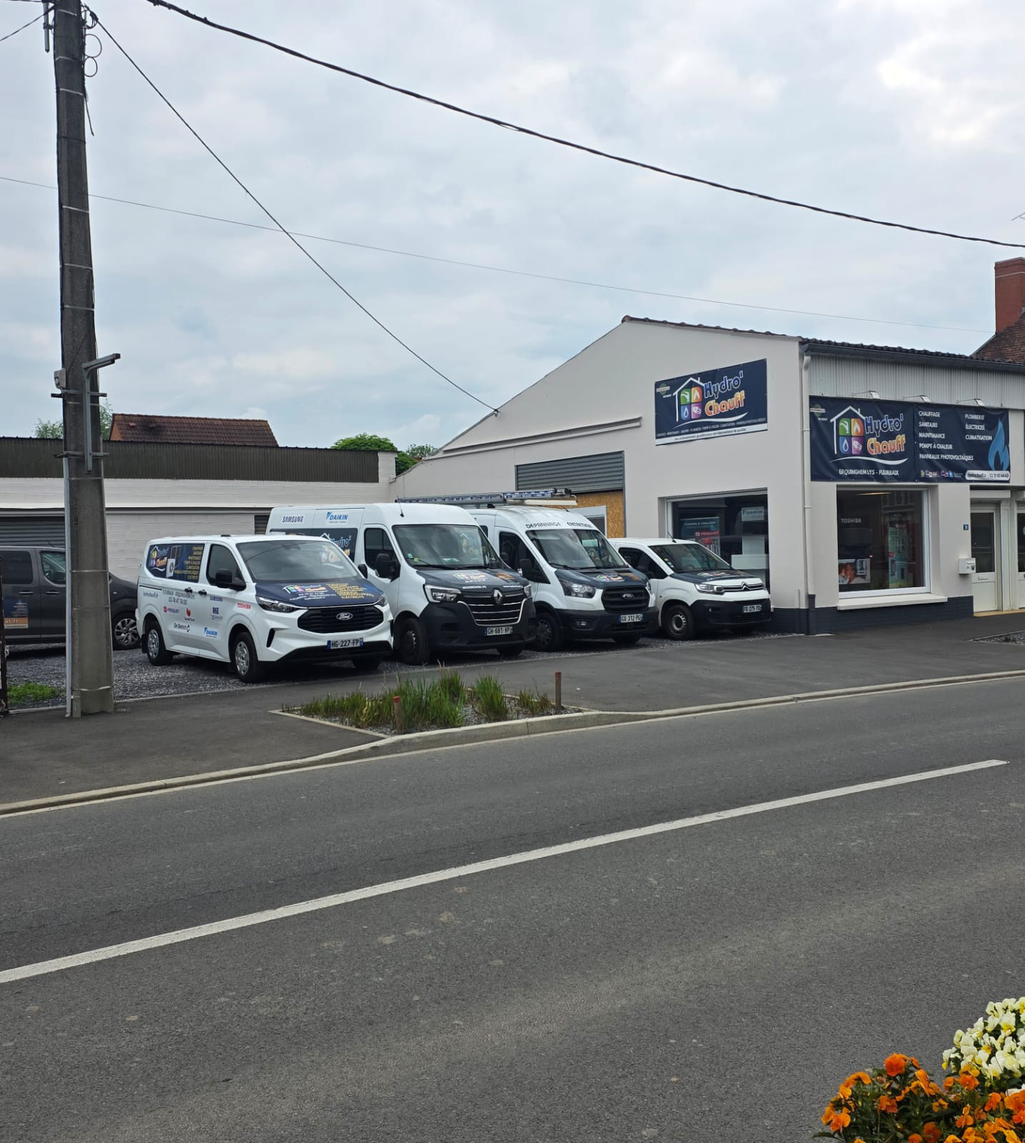 Les camionnettes Hydro'Chauff garées devant l'agence avant les tournées vers Steenwerck